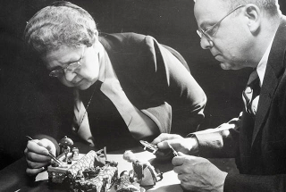 Glessner con una de sus creaciones. Maryland Office of the Chief Medical Examiner
